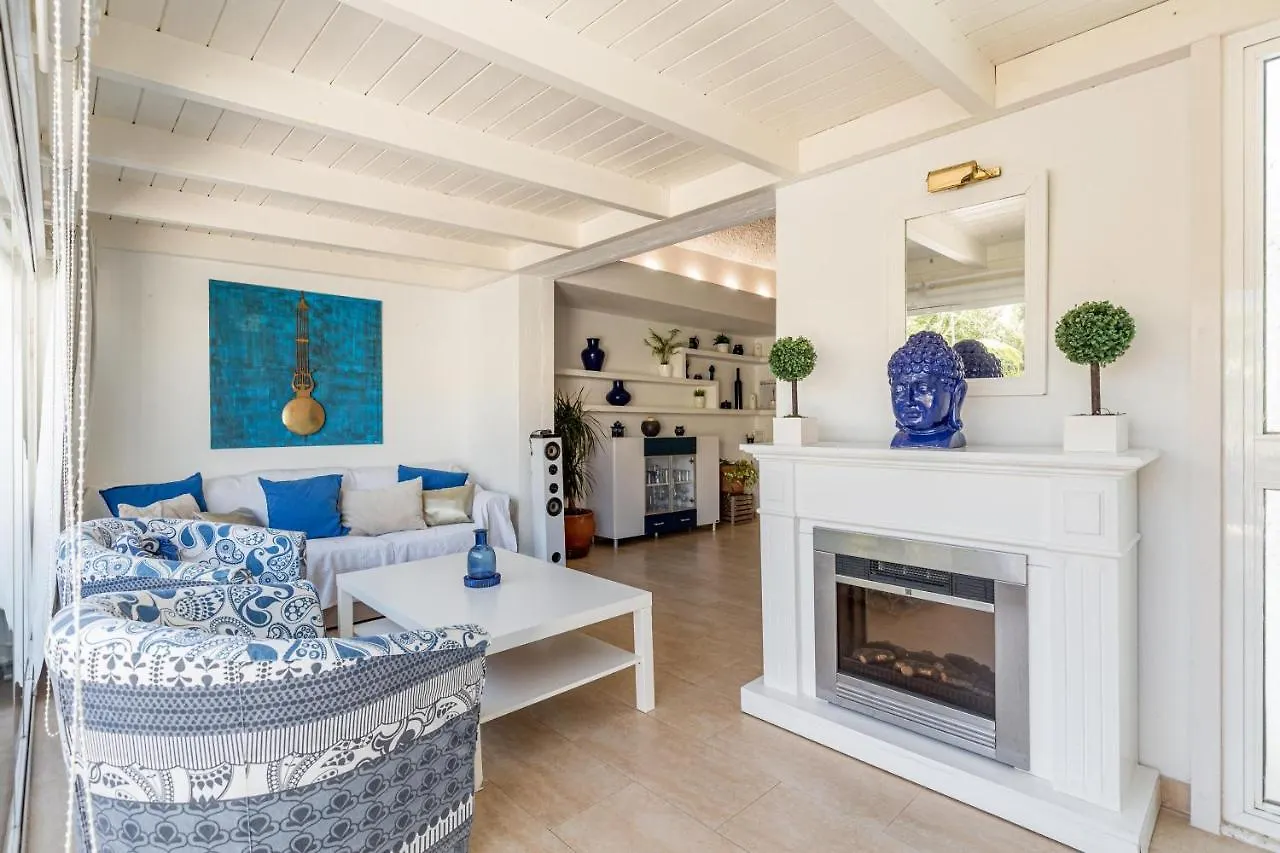 Holiday Villa For Rent In エステポナ スペイン