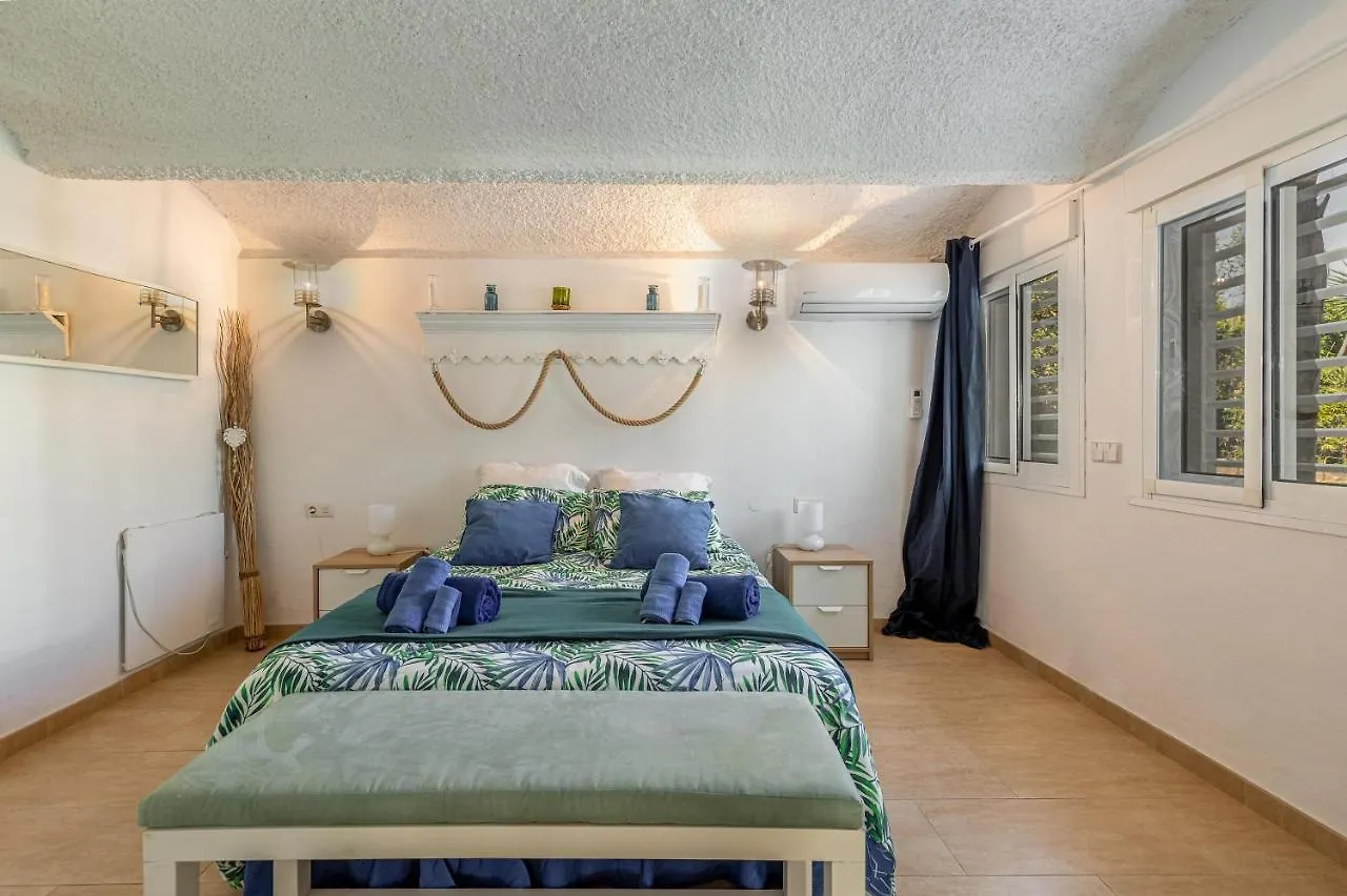 Holiday Villa For Rent In エステポナ スペイン